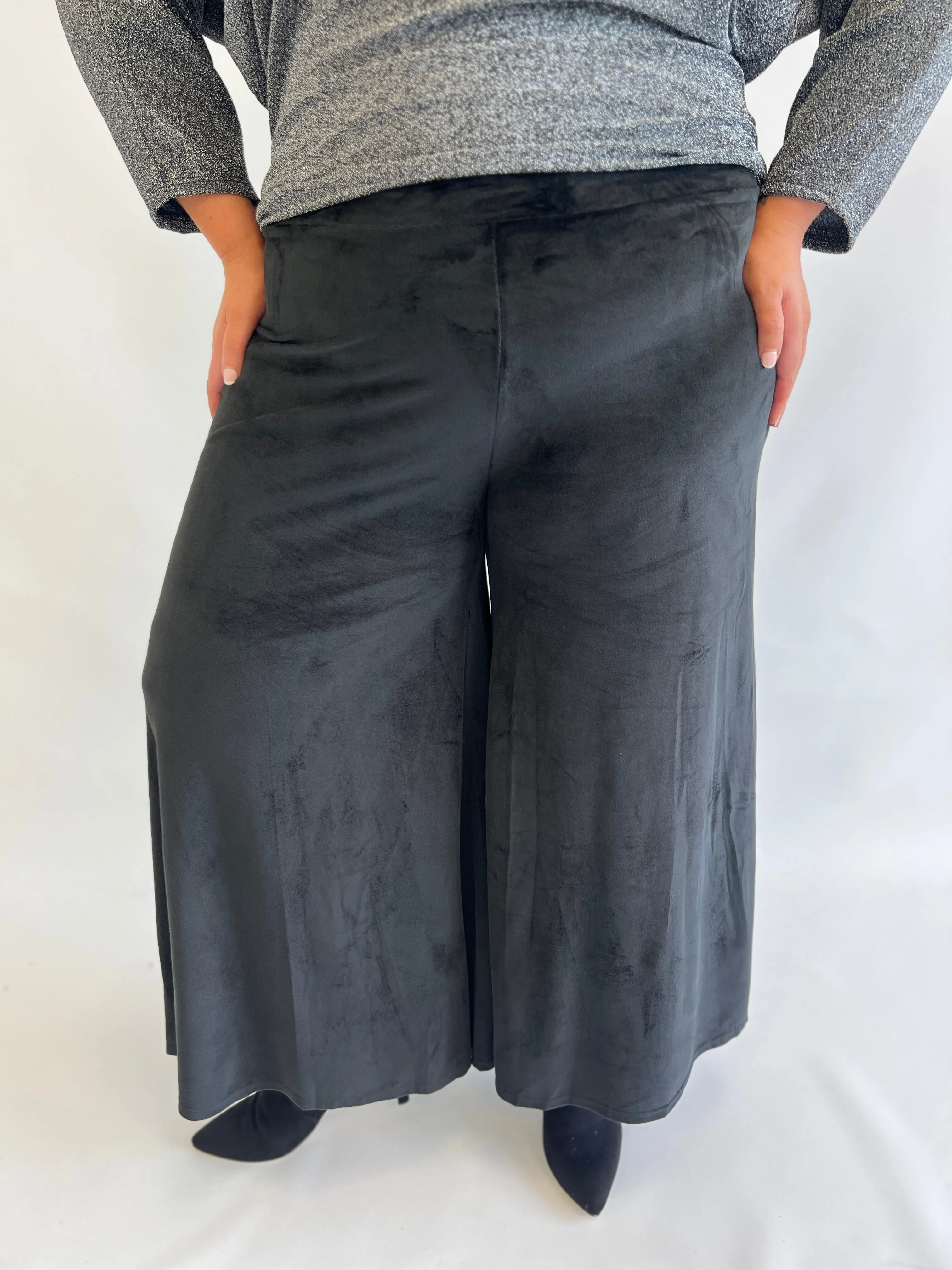 Ari Velvet Culottes in Black