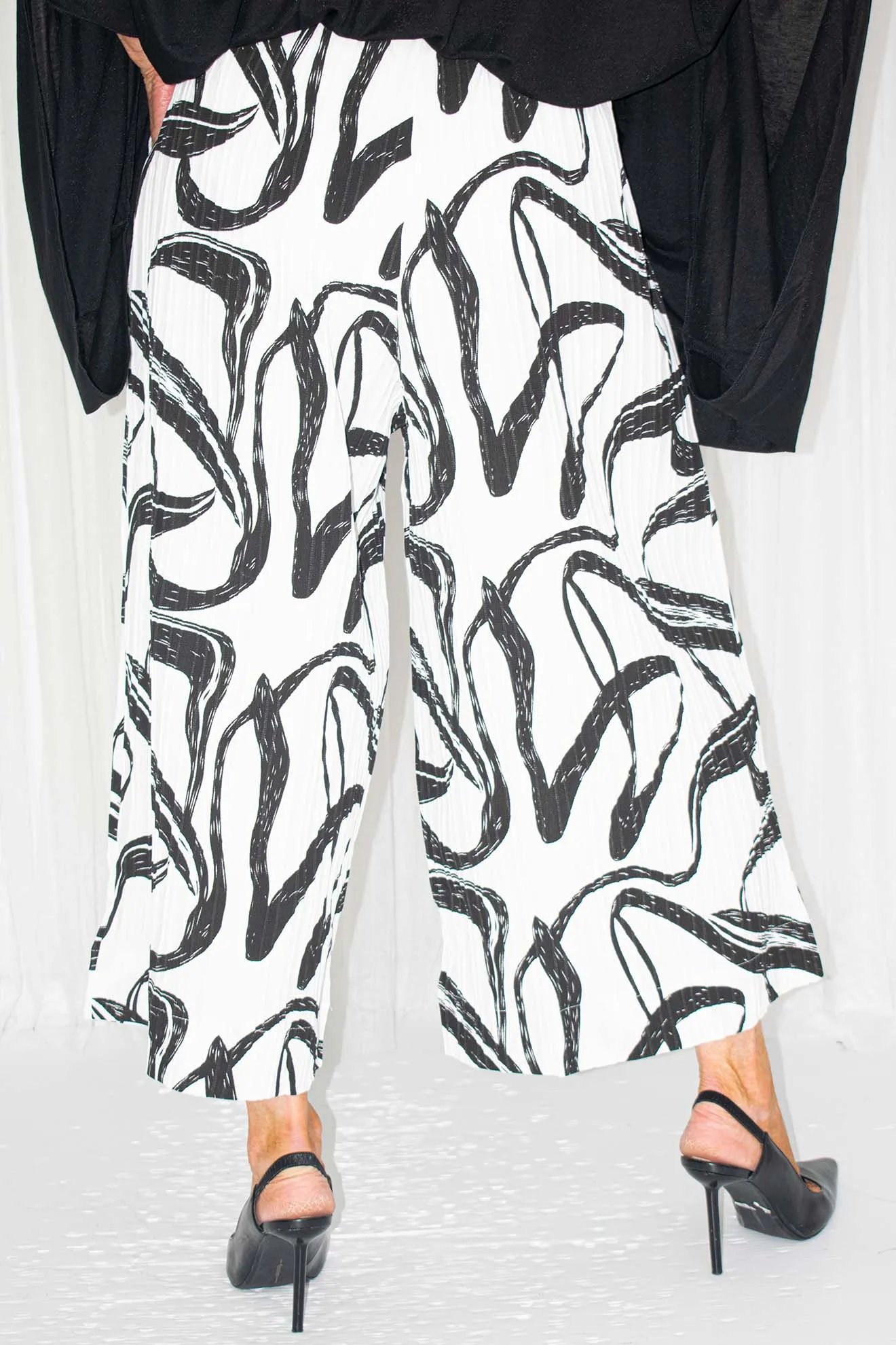 Preeya Pleat Swirl Print Trouser in Monochrome