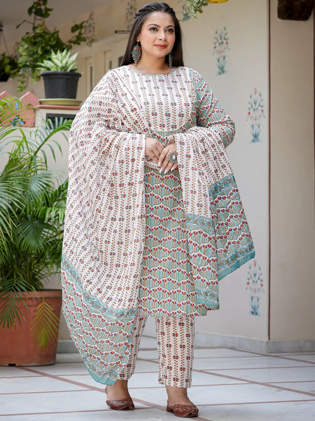 Women Plus Size White And Green Pure Cotton Kurta Set With Dupatta